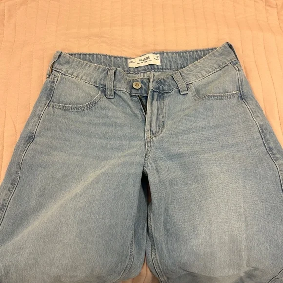 Hollister Low-Rise Medium Wash Baggy Jeans - Picture 5 of 6